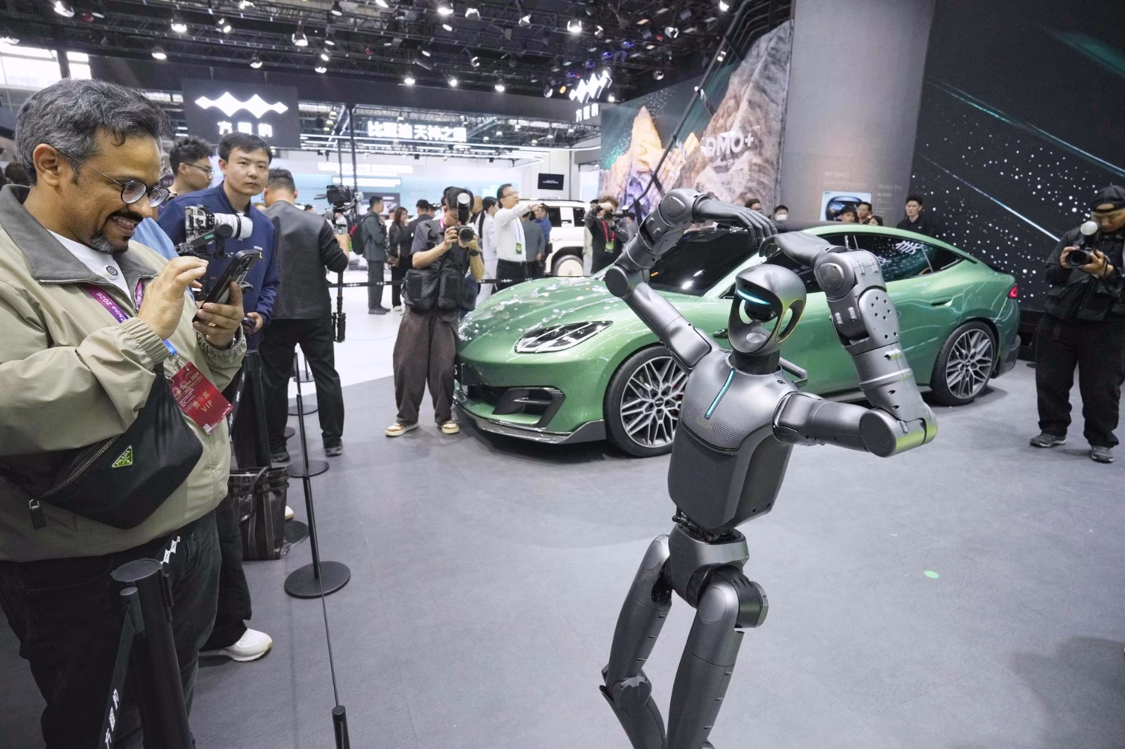 Chinese automakers humanoid robots